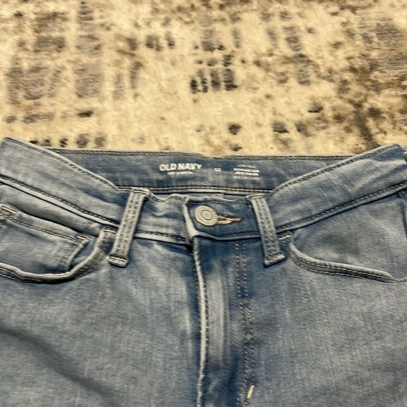Old navy light colored skinny jeans with no holes - Picture 3 of 3